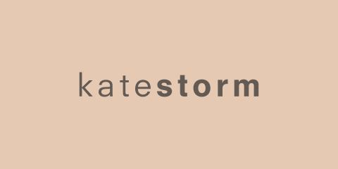 Logo testuale su sfondo color pesca con il nome "katestorm" in minuscolo, dove "kate" è in un peso del carattere più sottile e "storm" è in grassetto.