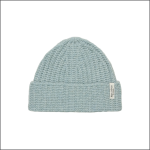 Hellblaue Strickmütze mit umgeschlagener Krempe und einem kleinen, aufgenähten weißen Stoffetikett auf weißem Hintergrund.