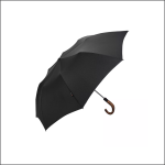 Ein schwarzer Regenschirm mit einem gebogenen Holzgriff ist vor einem schlichten weißen Hintergrund geöffnet.