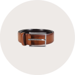 Ein brauner Ledergürtel mit einer silbernen, rechteckigen Schnalle, die auf einem hellen, runden Hintergrund sauber aufgewickelt ist.