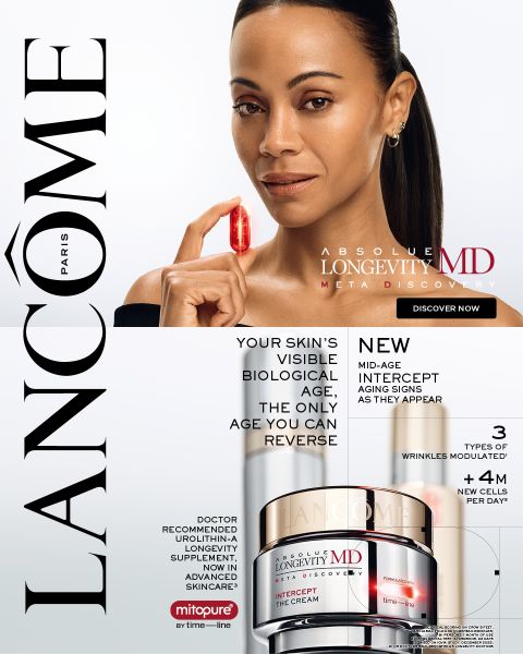 Una donna regge una capsula rossa accanto al suo viso, vicino a prodotti per la cura della pelle Lancôme e un testo che pubblicizza "Absolue Longevity MD" e ne sottolinea l'azione anti-età.