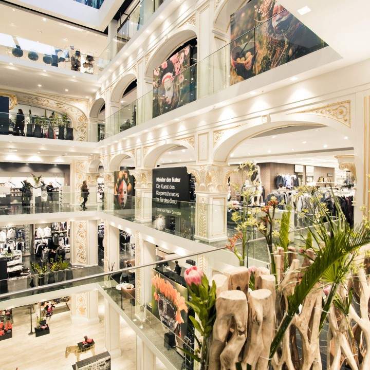 Uno sguardo alla Sala Grande con splendide decorazioni floreali