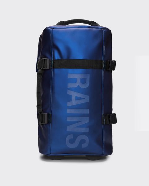 Una borsa da viaggio blu rettangolare con la scritta verticale "RAINS" sul davanti. La borsa ha cinghie, fibbie e rotelle nere sul fondo ed è progettata per i viaggi o l'uso esterno.