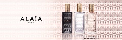 Tre flaconi di profumo Alaïa Paris presentati su uno sfondo decorato. Il testo recita "Alaïa Paris" e nell'angolo in basso a destra "The New Eau de Parfum Nude".
