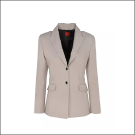 Beigefarbener Damenblazer mit langen Ärmeln, gekerbtem Reverskragen, zwei Pattentaschen vorne und zwei schwarzen Knöpfen zum Verschließen auf einfarbig weißem Grund.