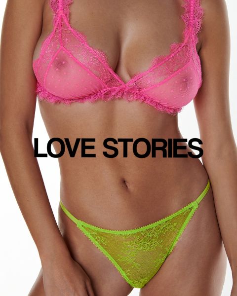 Una persona indossa un reggiseno di pizzo rosa e slip di pizzo verdi. Il testo "LOVE STORIES" è sovrapposto all'immagine. Lo sfondo è bianco.