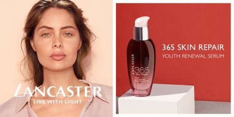 A sinistra si vede una donna con un'espressione neutra. A destra, su un piedistallo bianco e su sfondo rosso, si trova un flacone di Lancaster 365 Skin Repair Youth Renewal Serum. Il testo recita "Lancaster Live with Light" e "365 Skin Repair Youth Renewal Serum".