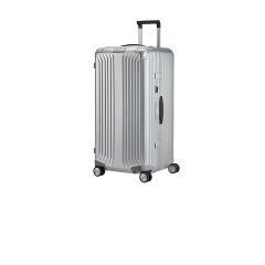 Una valigia rigida argentata con quattro ruote e un manico telescopico nero, in posizione verticale su uno sfondo bianco.