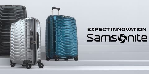 Tre valigie Samsonite in argento, nero e blu sono posizionate su una scalinata. Sul lato destro dell'immagine si legge il testo "Expect Innovation Samsonite".