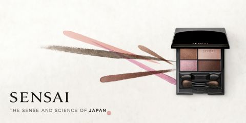 Palette make-up con quattro ombretti nei toni della terra e due piccoli pennelli, con la scritta "Sensai". Lo sfondo mostra una rappresentazione artistica di pennellate in colori coordinati. Testo: "Il senso e la scienza del Giappone".