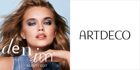 Una modella con capelli lunghi e un trucco occhi blu appariscente posa in un outfit di jeans. A sinistra c'è la scritta "THE DENIM BEAUTY EDIT". A destra c'è il marchio "ARTDECO" su sfondo bianco.