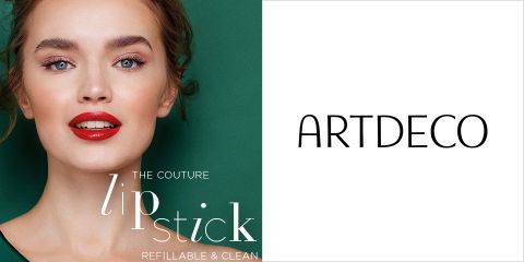 Una donna con rossetto rosso posa di fronte a uno sfondo verde. Accanto a lei c'è scritto "The Couture Lipstick Ricaricabile & Clean". Sul lato destro, in grassetto nero su sfondo bianco, si legge la parola "ARTDECO".