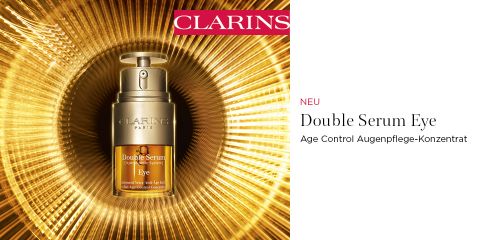 La bottiglia dorata di Clarins Double Serum Eye è centrata su uno sfondo radioso e dorato. Il testo a destra recita "NOVITÀ Double Serum Eye Concentrati trattamento contorno occhi Age Control". Nella parte superiore dell'immagine è visibile un logo Clarins.