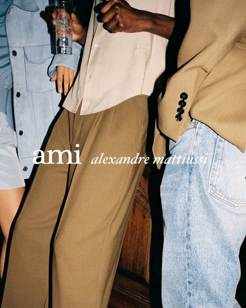 Tre persone vicine in abiti eleganti, una tiene in mano un drink. Il testo "ami alexandre mattiussi" è sovrapposto all'immagine in lettere bianche. I loro volti non sono visibili.