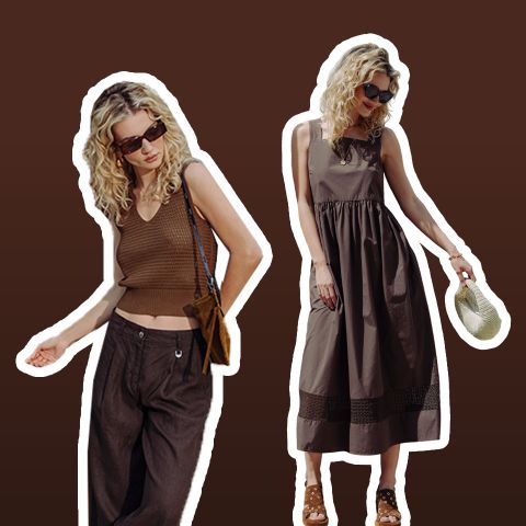 Due donne con capelli biondi ricci indossano abiti estivi marroni: una indossa un crop top lavorato a maglia e dei pantaloni, l'altra un abito midi senza maniche con un cappello.