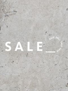 Sfondo minimalista con texture di cemento grigio con la parola "SALE" in grassetto bianco. Il testo "SALE" ripetuto circolarmente nell'angolo aggiunge interesse visivo.