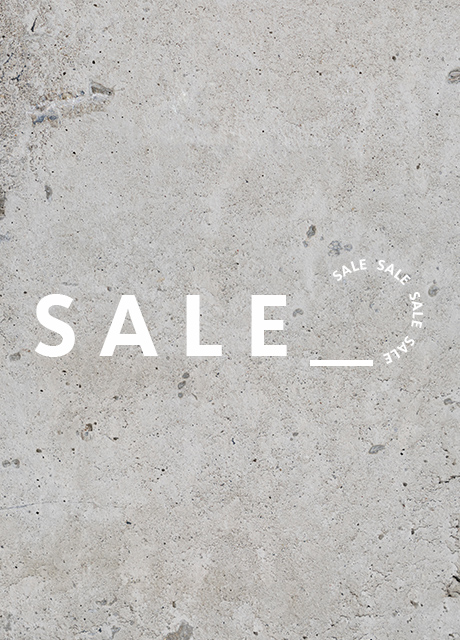 Sfondo minimalista con texture di cemento grigio con la parola "SALE" in grassetto bianco. Il testo "SALE" ripetuto circolarmente nell'angolo aggiunge interesse visivo.