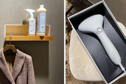 A sinistra: un blazer a quadri su una gruccia sotto uno scaffale con flaconi spray per tessuti. A destra: un vaporizzatore portatile in una scatola su una sedia beige.