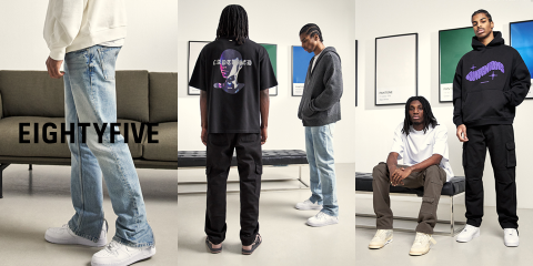 Un servizio fotografico di moda con modelle in abbigliamento streetwear casual. Gli outfit includono jeans, magliette con stampe, felpe con cappuccio e scarpe da ginnastica. Posano in un ambiente minimalista con un divano e opere d'arte incorniciate al muro. In un'immagine c'è il testo "EIGHTYFIVE".