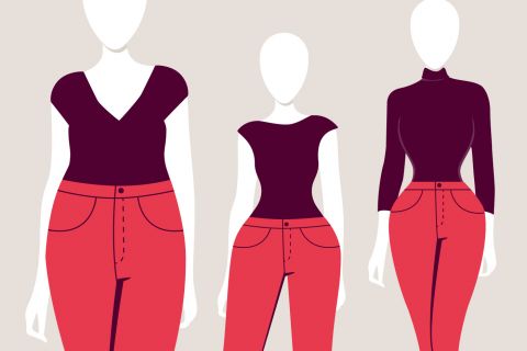 Illustrazione di tre figure senza volto che indossano top neri e pantaloni rossi. La lunghezza delle maniche dei top varia: maniche corte, maniche a farfalla e maniche lunghe da sinistra a destra. Lo sfondo è beige chiaro.