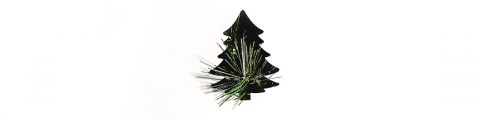 Una piccola silhouette stilizzata di un albero su uno sfondo bianco con un ciuffo di aghi verdi al centro inferiore che proiettano una leggera ombra.