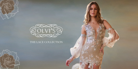 Una donna in un abito di pizzo floreale con maniche trasparenti posa davanti a uno sfondo neutro e delicato. Il testo sulla sinistra recita "Olvis The Lace Collection" con illustrazioni floreali decorative.