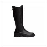 Ein schwarzer, kniehoher Lederstiefel mit niedrigem Absatz und robuster Sohle, der im Seitenprofil vor einem schlichten weißen Hintergrund gezeigt wird.