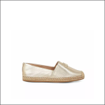 Goldmetallicfarbene Espadrille mit gewebter Jutesohle und genähten Details auf weißem Hintergrund.