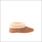 Ein brauner Wildlederpantoffel mit einer flauschigen cremefarbenen Shearling-Manschette und einer weißen Sohle, fotografiert auf einem schlichten weißen Hintergrund.