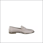 Ein einzelner hellbeiger Lederslipper mit niedrigem Absatz und minimalistischem Design, der sich vor einem schlichten weißen Hintergrund präsentiert.