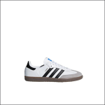 Ein weißer Adidas-Sneaker mit schwarzen Streifen, grauer Schuhspitze und Gummisohle, dargestellt in einer Seitenansicht auf einem einfarbig weißen Hintergrund.