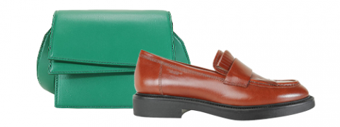 Un mocassino in pelle marrone con suola nera è posizionato di fronte a una borsa a mano rettangolare verde con chiusura a patta. Gli articoli sono disposti su uno sfondo bianco semplice.