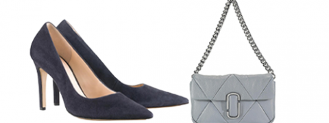 Un paio di décolleté nere con tacco alto e una borsa a mano trapuntata grigio chiaro con tracolla a catena sono presentati uno accanto all'altro.