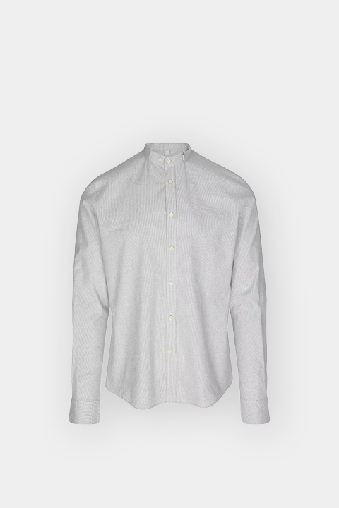 Camicia button-up a maniche lunghe grigio chiaro con colletto alla coreana su sfondo bianco tinta unita.