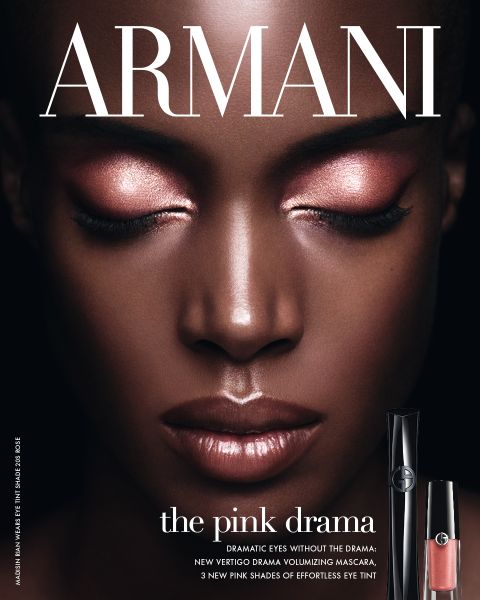 Primo piano di una modella con un trucco occhi rosa scintillante. Il testo recita: «ARMANI - il dramma rosa», accanto sono raffigurati prodotti mascara e ombretto.