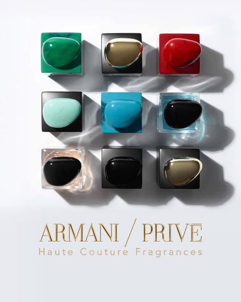 Una griglia di nove flaconi di profumo Armani/Privé con tappi di diversi colori, disposti su tre file su uno sfondo chiaro. Il testo sottostante recita "Armani/Privé Haute Couture Fragrances".