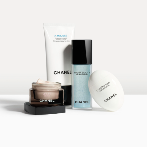 Quattro prodotti per la cura della pelle di Chanel disposti su uno sfondo chiaro: una mousse detergente, un micro siero, una crema idratante e una crema per le mani, ciascuno nella propria confezione individuale con il logo del marchio ben visibile.