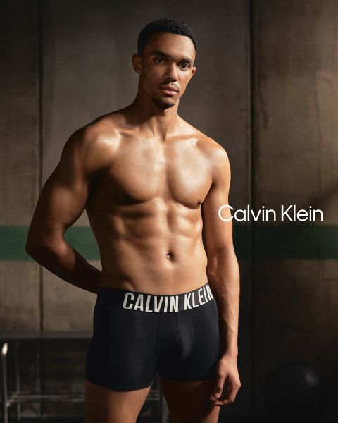 Un uomo posa per una foto.