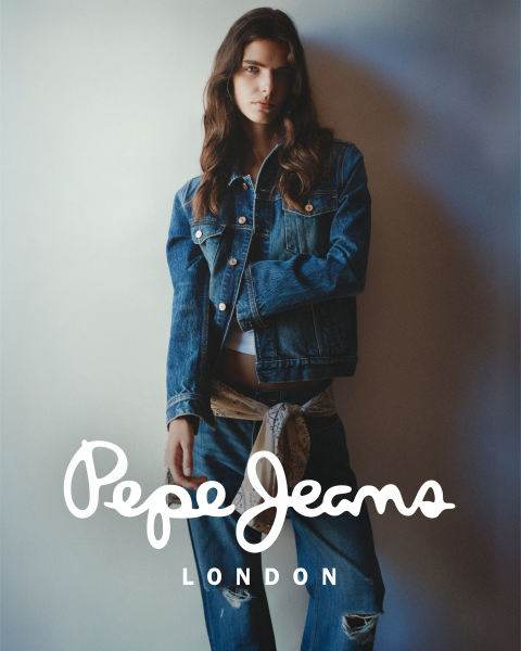 Una donna in giacca e jeans posa davanti a uno sfondo neutro, con il logo "Pepe Jeans London" visualizzato nella parte inferiore dell'immagine.