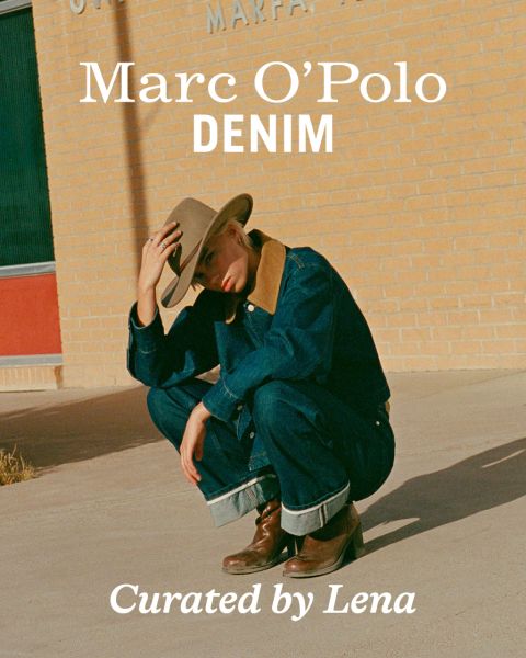 Una persona che indossa un cappello a tesa larga, una giacca di jeans e jeans è accovacciata all'aperto davanti a un muro di mattoni. Il testo sull'immagine recita "Marc O'Polo DENIM" e "Curated by Lena".