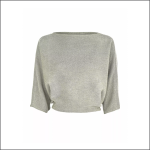 Ein hellgrauer, locker sitzender Strickpullover mit dreiviertellangen Ärmeln und weitem Bootsausschnitt auf weißem Grund.