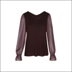 Langärmelige Bluse in dunklem Burgunderrot mit durchsichtigen Ärmeln und einem V-förmigen Ausschnitt auf weißem Grund. Die Manschetten sind leicht gerafft.