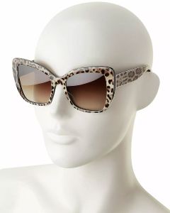 Una testa di manichino indossa un grande paio di occhiali da sole quadrati con montatura leopardata e lenti marroni sfumate. Lo sfondo è bianco semplice.