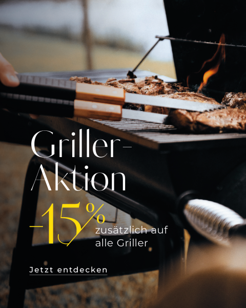 Una persona che griglia carne su una griglia, con testo sovrapposto in tedesco: "Azione grigliate -15% extra su tutte le griglie. Scopri ora", che indica uno sconto del 15% sulle griglie.