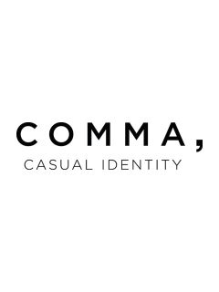 Su sfondo bianco, in caratteri neri, c'è scritto "COMMA" in maiuscolo e in grassetto, sotto, in caratteri maiuscoli più piccoli e sottili, "CASUAL IDENTITY".