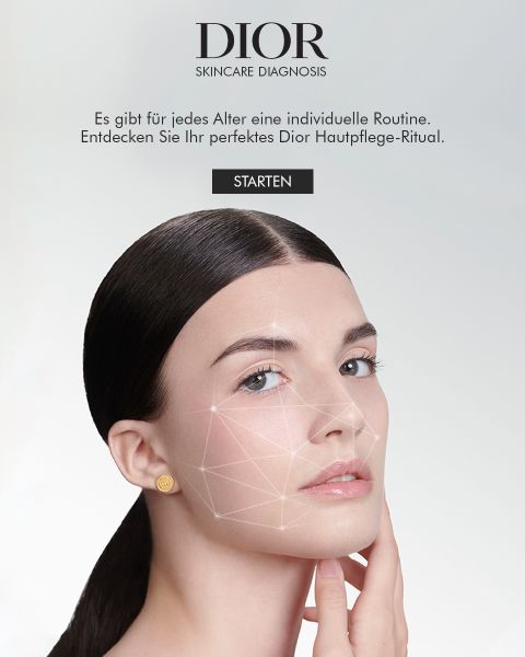 Una donna con un motivo geometrico sul viso, capelli scuri tirati indietro, un top nero e orecchini dorati su uno sfondo chiaro. Il testo in alto recita "DIOR Skincare Diagnosis" in tedesco con un pulsante con la scritta "INIZIA".