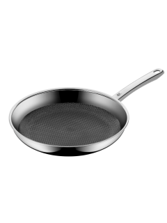 Una padella in acciaio inossidabile con una superficie di cottura antiaderente strutturata e un manico lungo, su sfondo bianco.