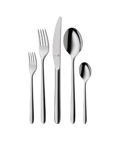 Cinque posate: una forchetta da insalata, una forchetta da tavola, un coltello, un cucchiaio da zuppa e un cucchiaino da tè, disposte verticalmente su uno sfondo bianco semplice.