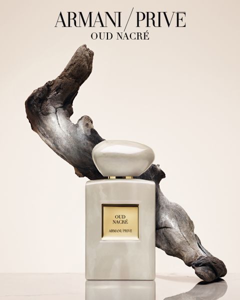 Una griglia di nove flaconi di profumo Armani/Privé con tappi di diversi colori, disposti su tre file su uno sfondo chiaro. Il testo sottostante recita "Armani/Privé Haute Couture Fragrances".