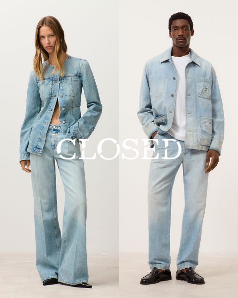 Un uomo in maglietta bianca e jeans è seduto su una sedia di legno, rivolto in avanti. Una donna in giacca di jeans e jeans è seduta di fronte a lui, leggermente reclinata. Entrambi hanno un'espressione seria. Sopra l'immagine c'è la parola "CHIUSO".